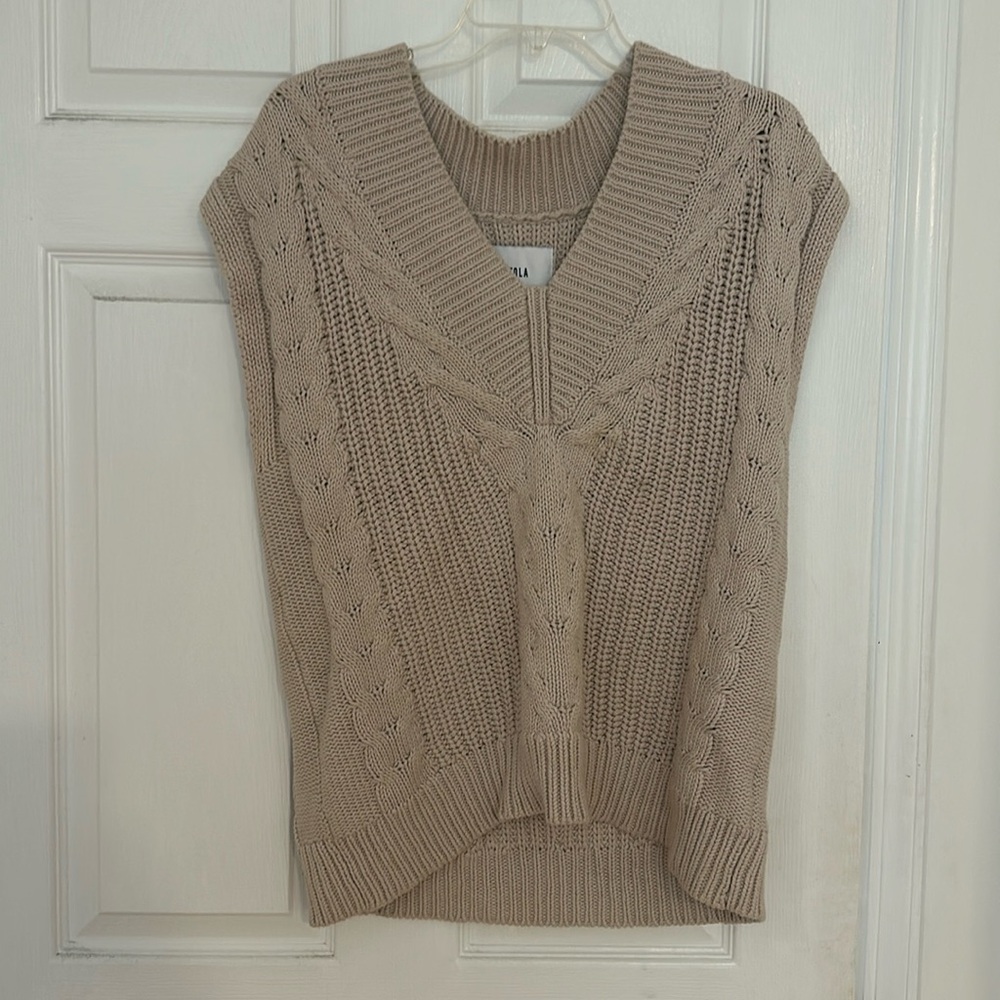 Small pistola sweater vest. Tan.
